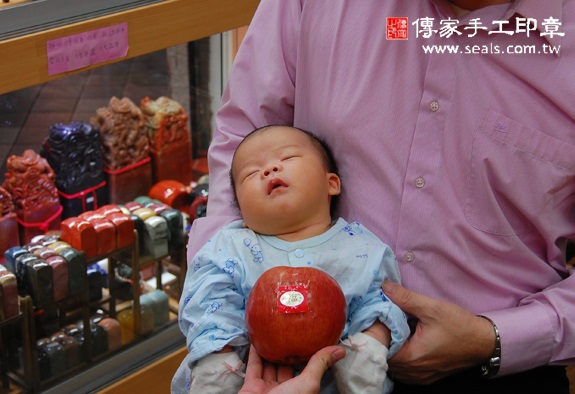 吳寶寶(新北永和區到府嬰兒寶寶滿月剃頭理髮、免費到府嬰兒剃胎毛儀式吉祥話)。到府剃頭剃胎毛主持、專業拍照、DVD光碟、證書。★購買「臍帶章、肚臍章、胎毛筆刷印章」贈送：剃頭、收涎、抓周，三選一。2015.10.25 照片8